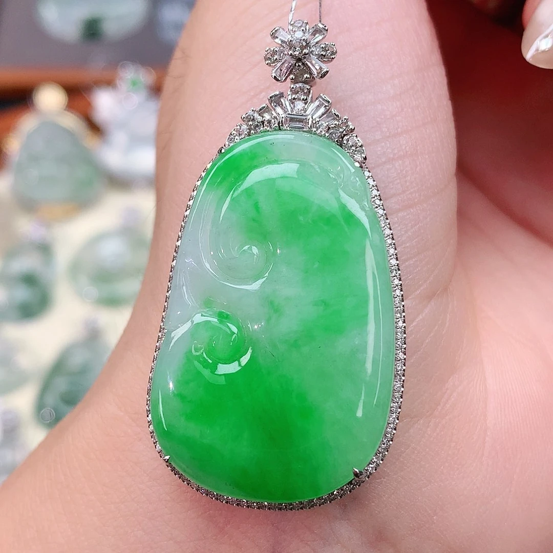 颈饰18K金镶嵌翡翠如意