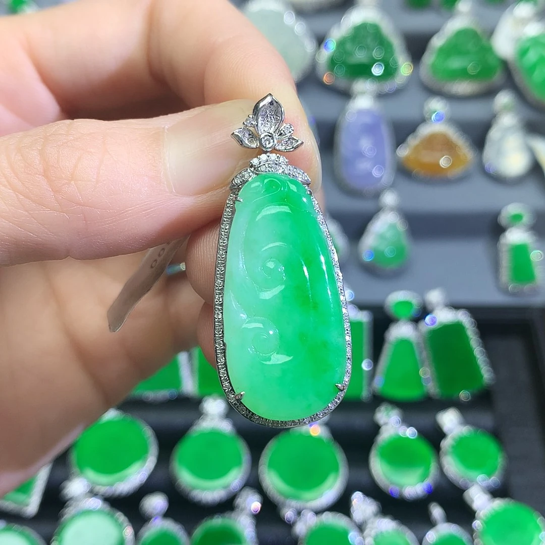 翡翠18K金镶嵌颈饰吊坠