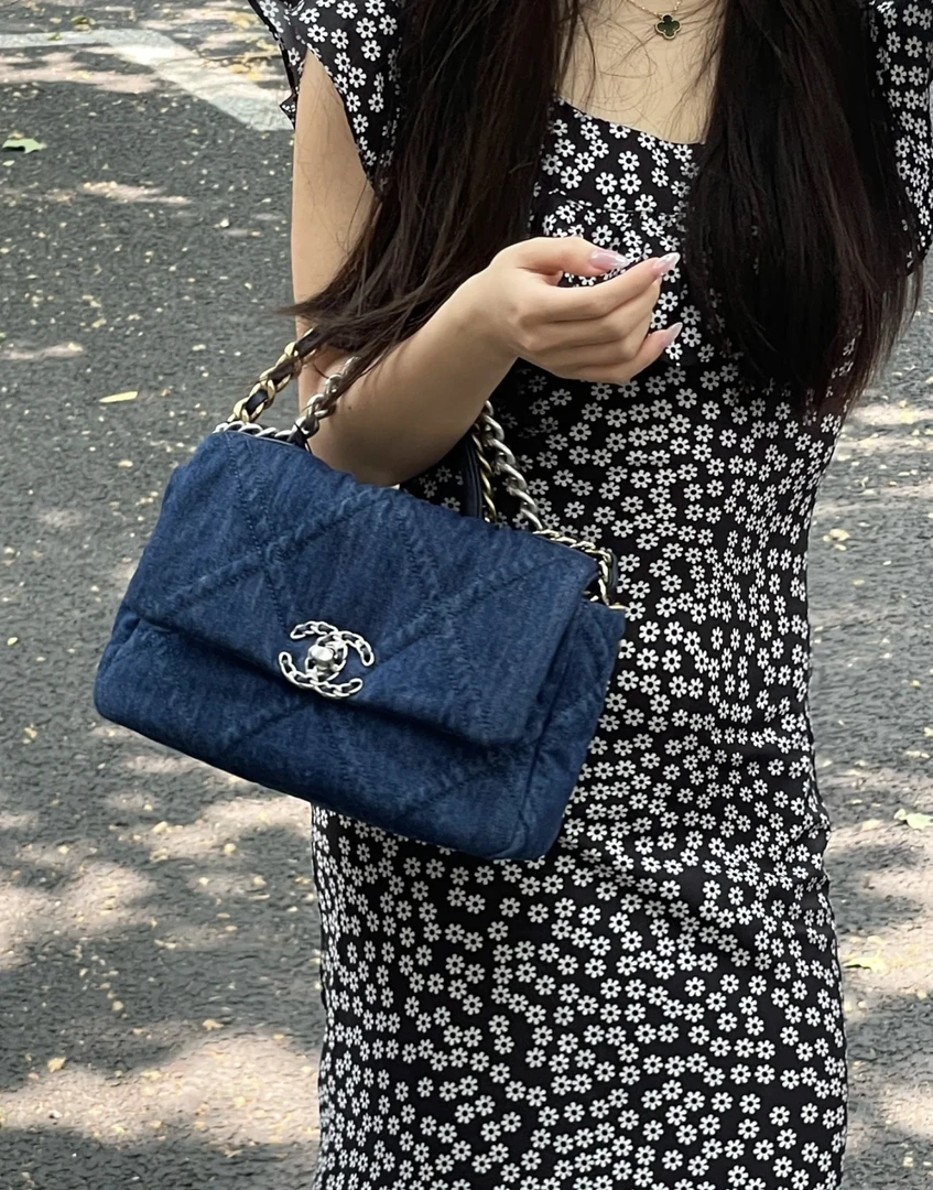 95新 Chanel/香奈儿 6568 深蓝色牛仔银logo斜挎包19bag芯片款