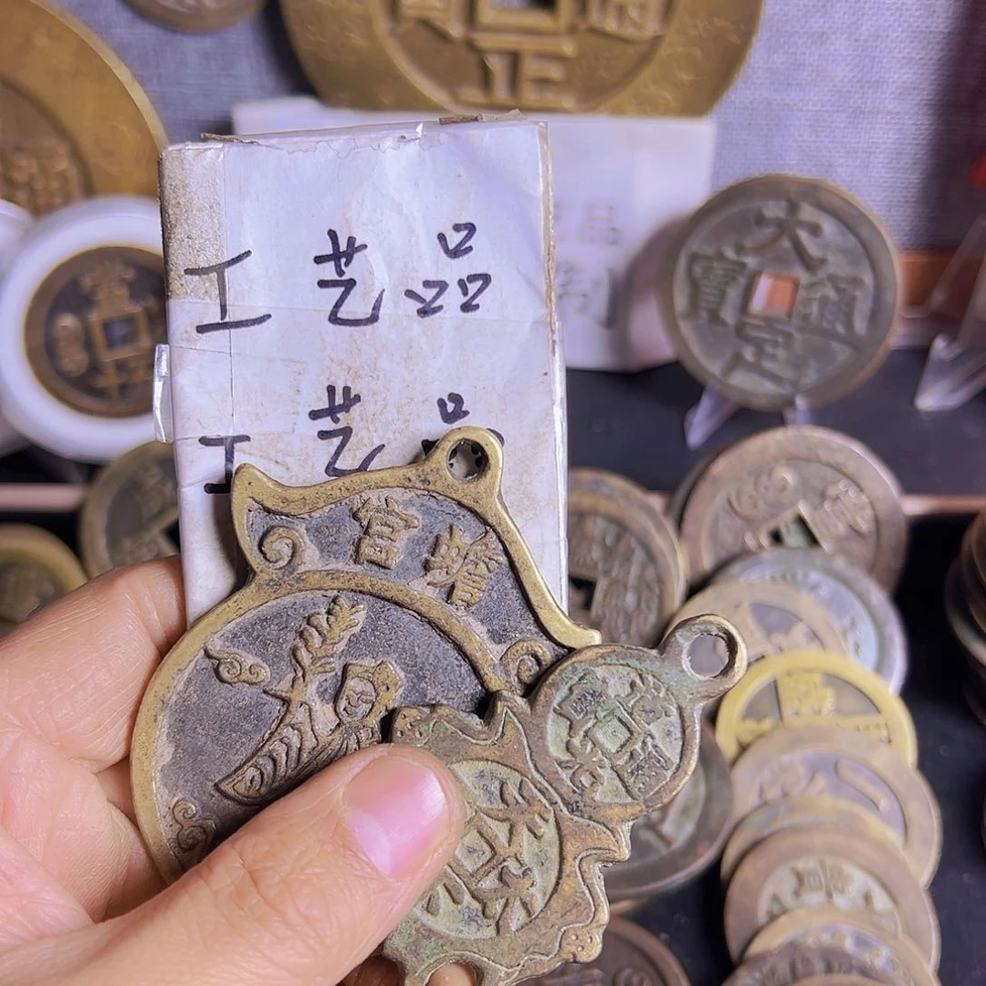 铜八*龙现代文创工艺品