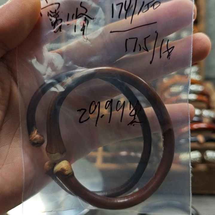 蜜****木质非金属金刚藤鸡血藤手镯。