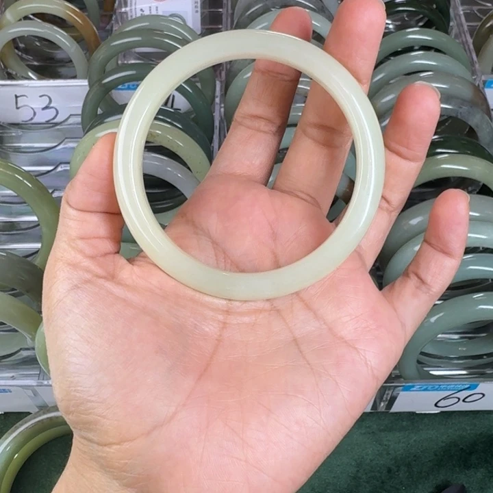 减***字和田玉（糖玉）未镶嵌手镯