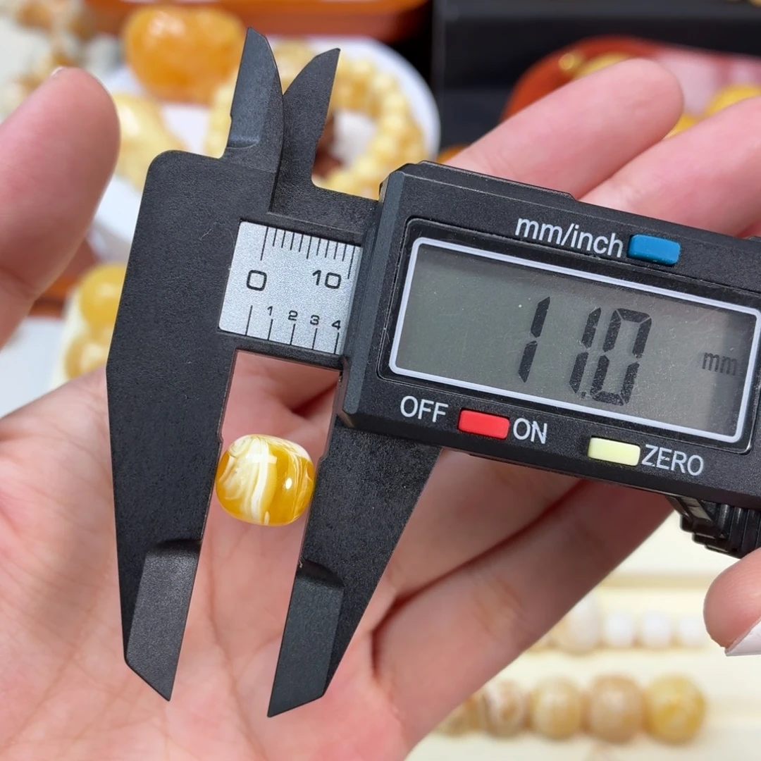 琥珀未镶嵌珠宝奇石焦皮金橘白拉丝溶洞