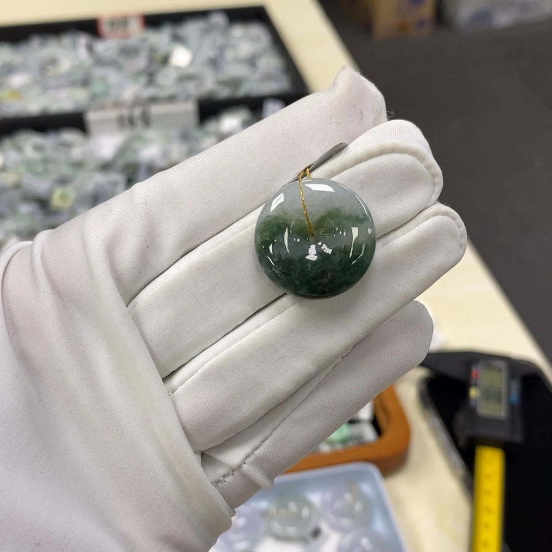翡翠未镶嵌颈饰平安扣