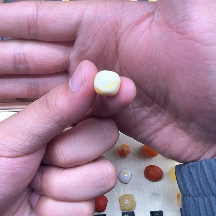 琥珀未镶嵌裸石黄白妖花老型