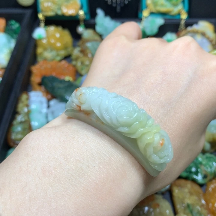 翡翠未镶嵌颈饰手牌