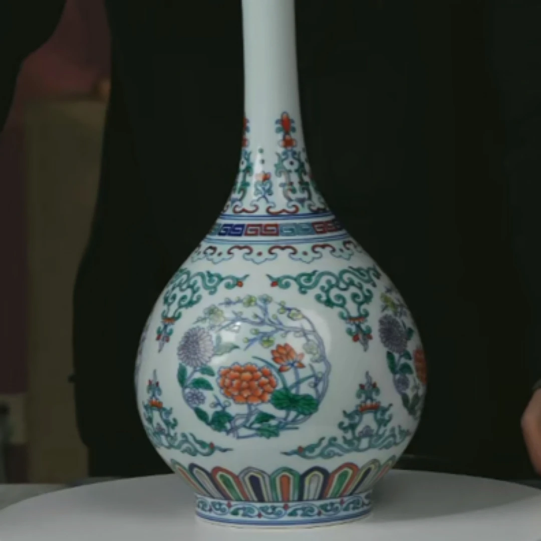 M斗彩花卉纹长颈瓶