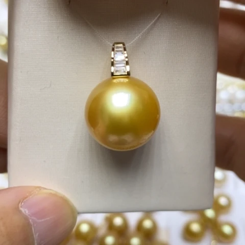 18K金镶嵌海水珍珠颈饰