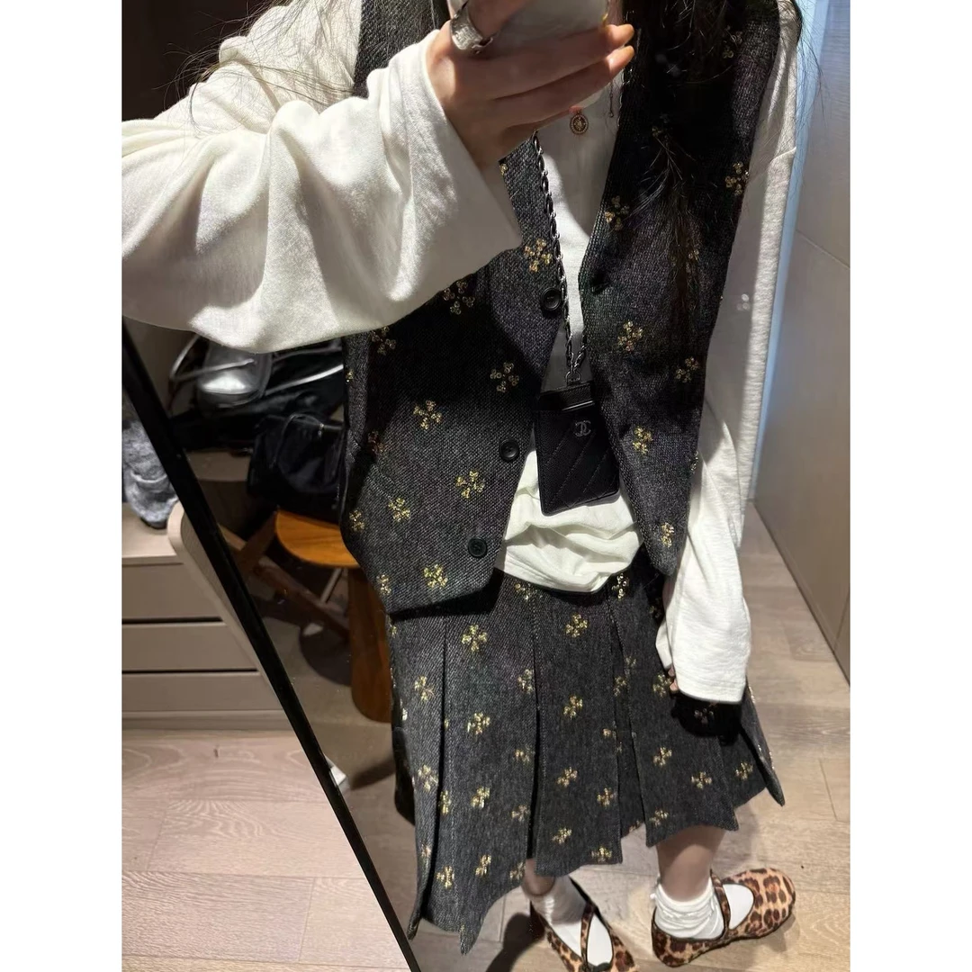 SP miu系穿搭~钉珠灰色马甲女秋重工千金叠穿马夹上衣