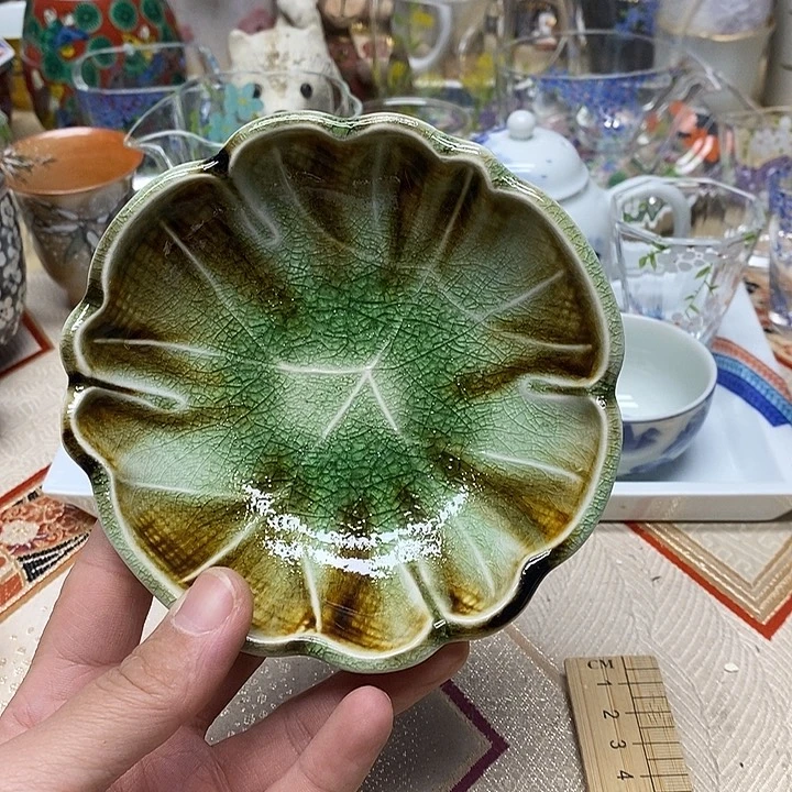 茶壶紫砂杯子和一包巧克力蛋糕一块饼干的一