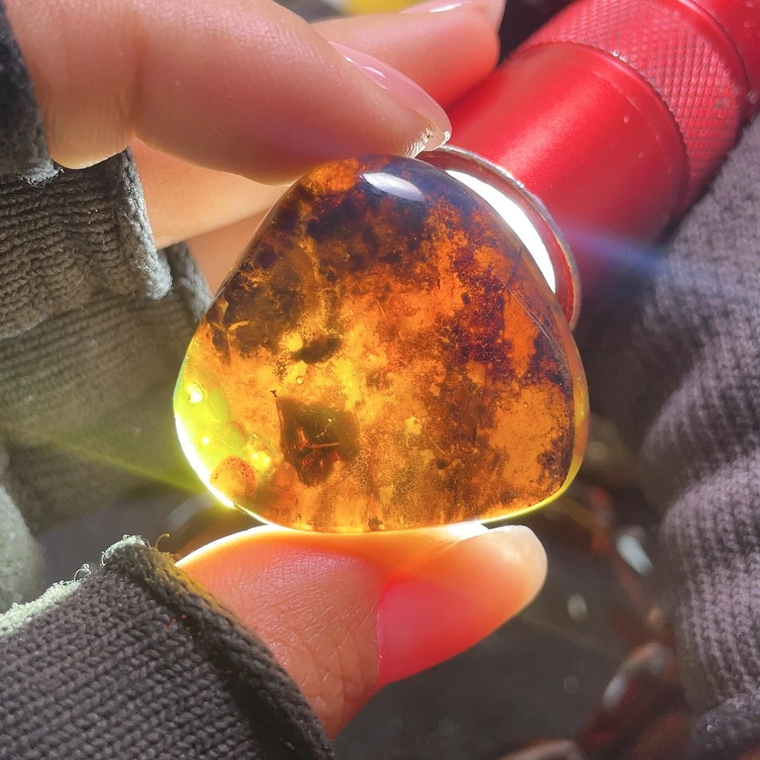 琥珀裸石未镶嵌。