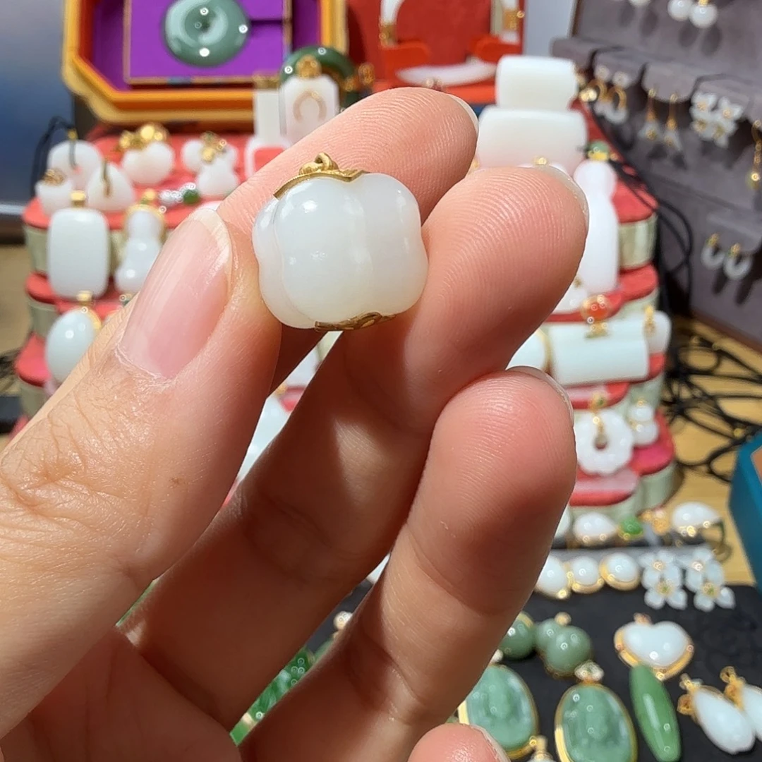 颈饰18K金镶嵌和田玉