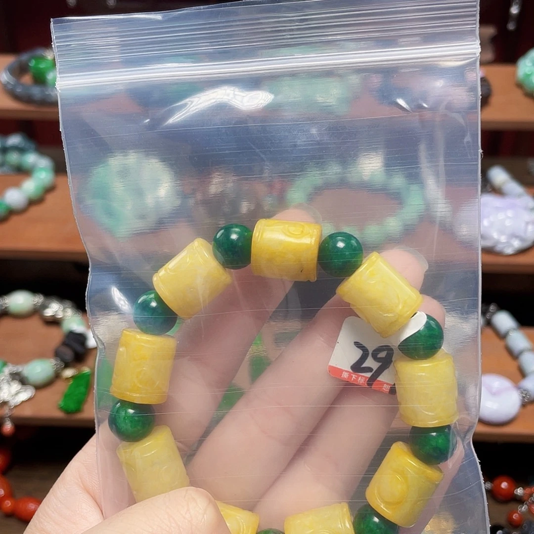 雨***滴未镶嵌手链翡翠差价
