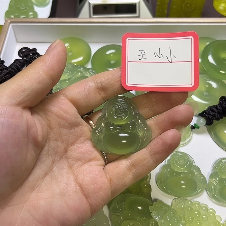 王***小未镶嵌蛇纹石玉颈饰