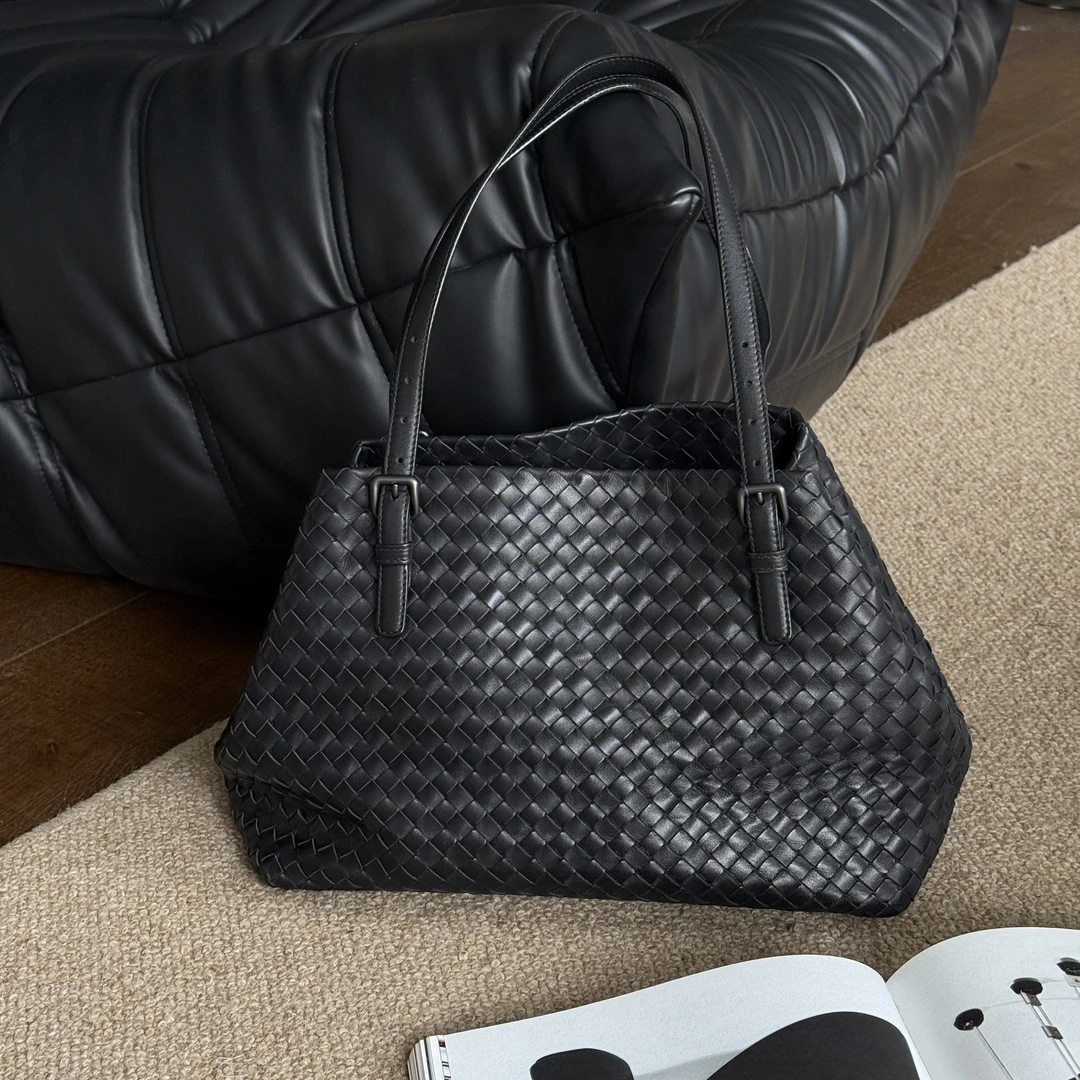 95新 BOTTEGA VENETA/葆蝶家 Azul-黑色羊皮托特包39290