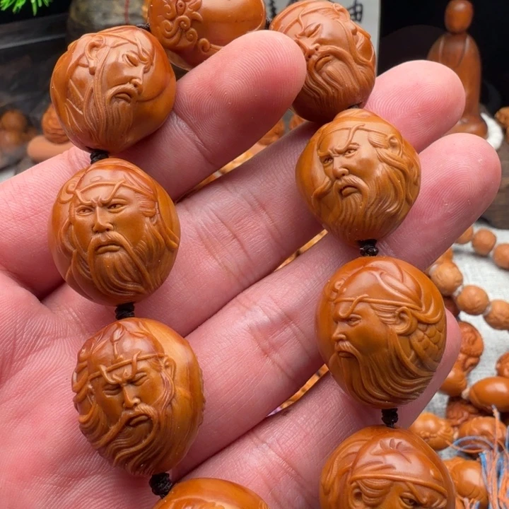 新***和橄榄核雕刻关羽 反油