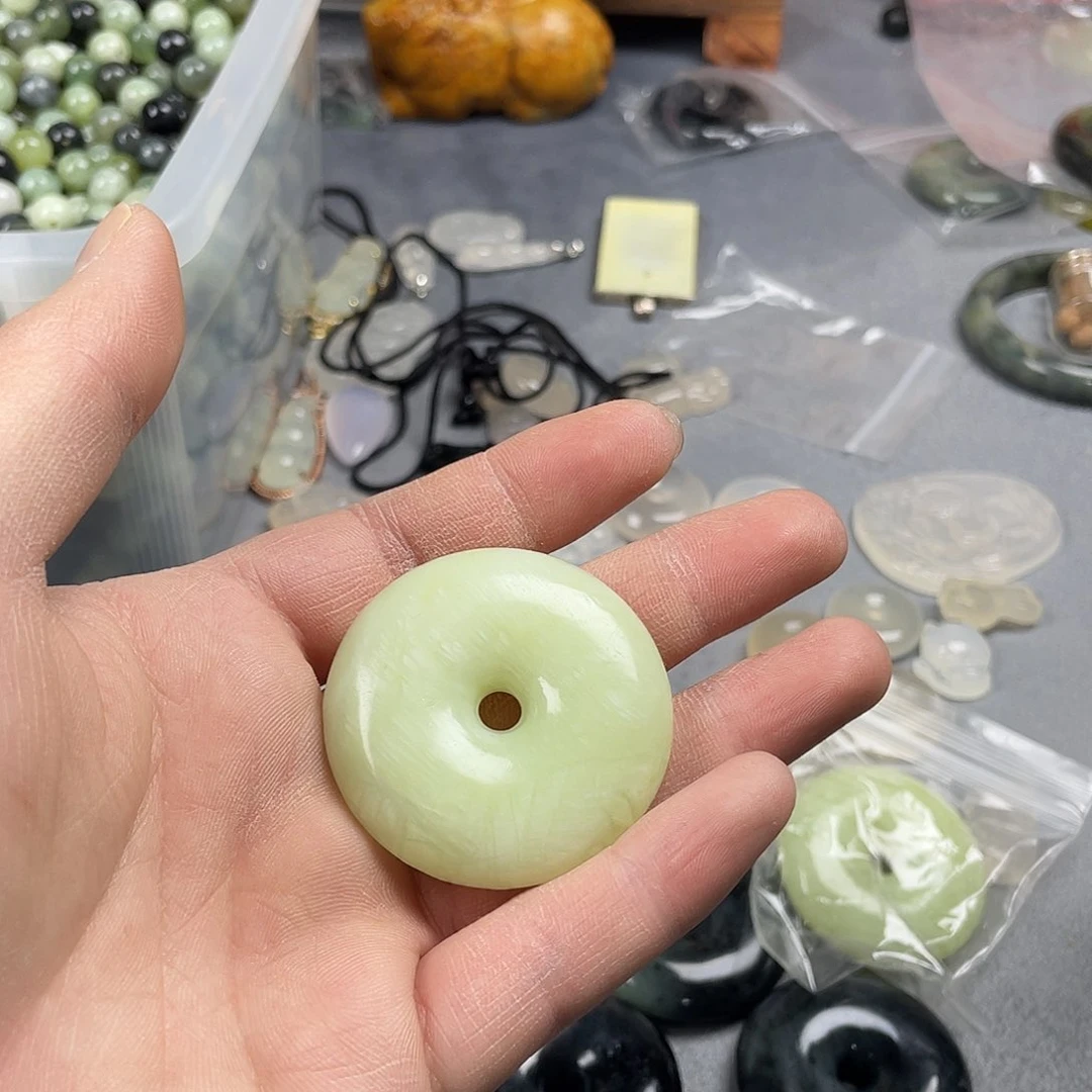 蛇纹石玉颈饰未镶嵌?****喵