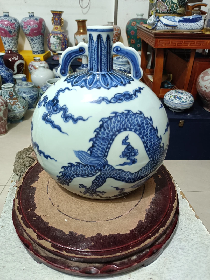 一个清花釉下彩的瓶