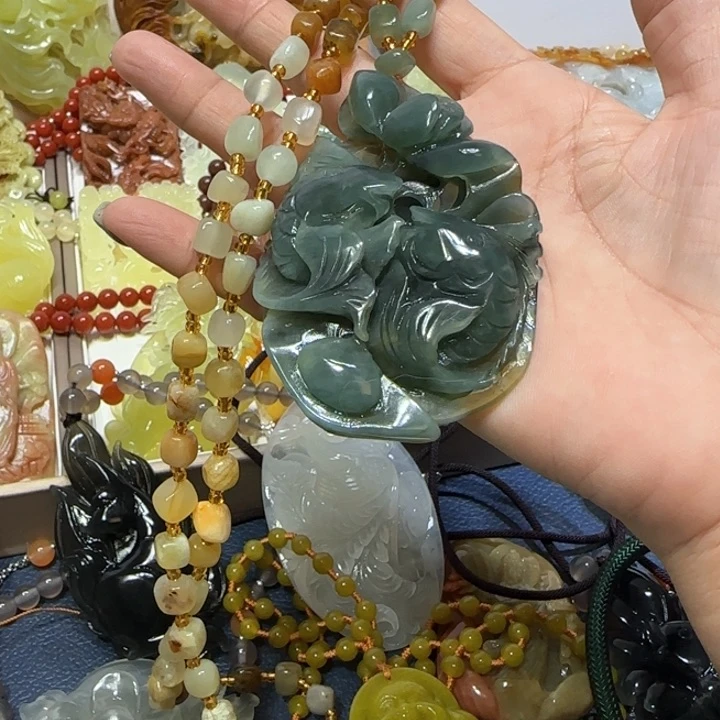 未镶嵌蛇纹石玉吊坠艳