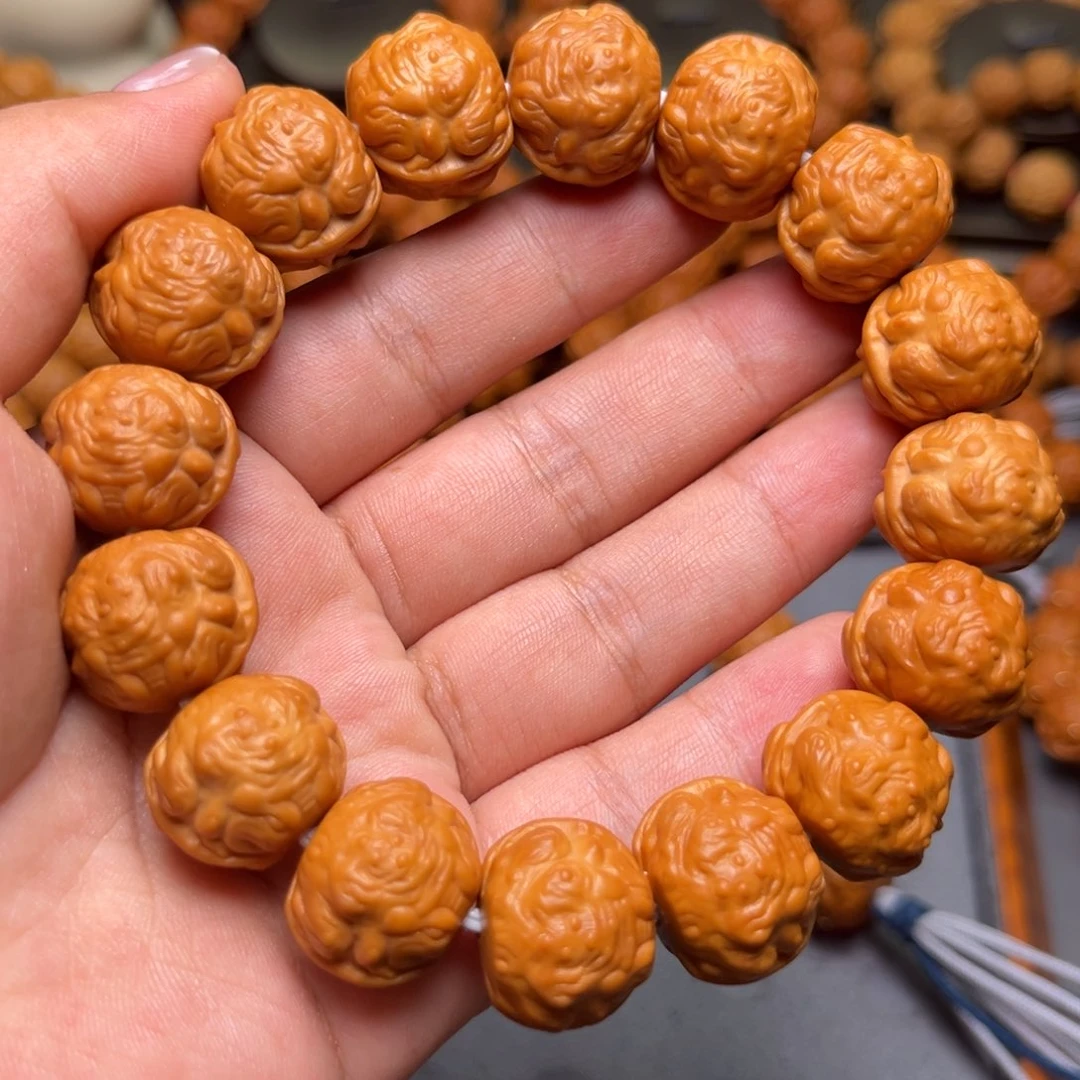 猴头核桃吊坠1.8尺寸，18颗金眼蟾王手持，背云蟾老，流苏