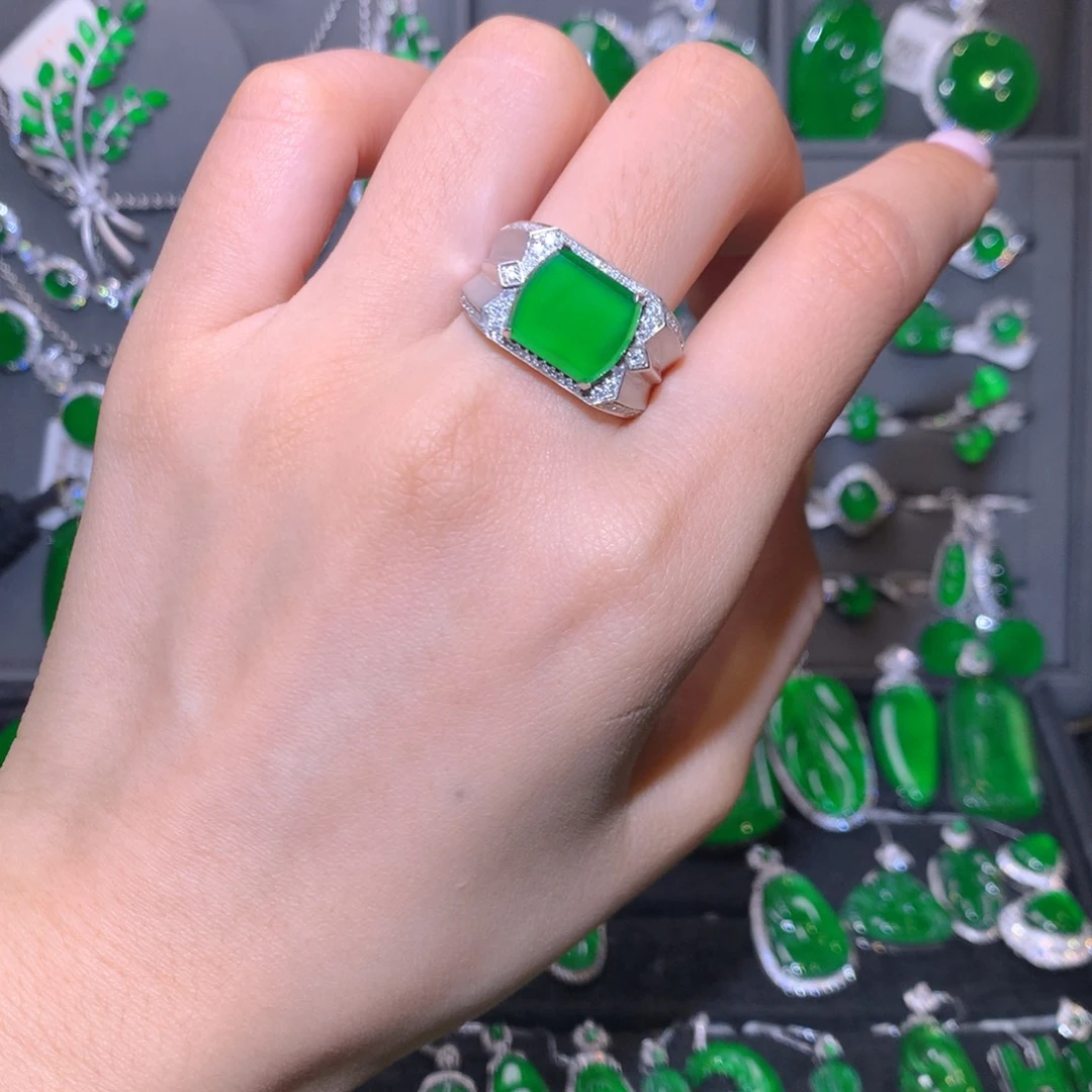 翡翠戒指18K金镶嵌马鞍