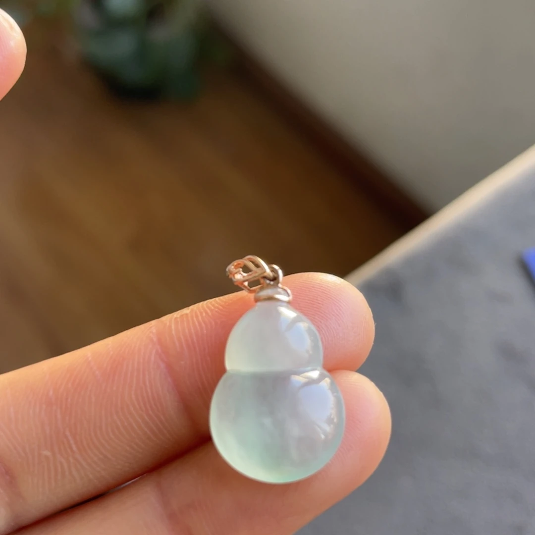 翡翠18K金镶嵌颈饰葫芦