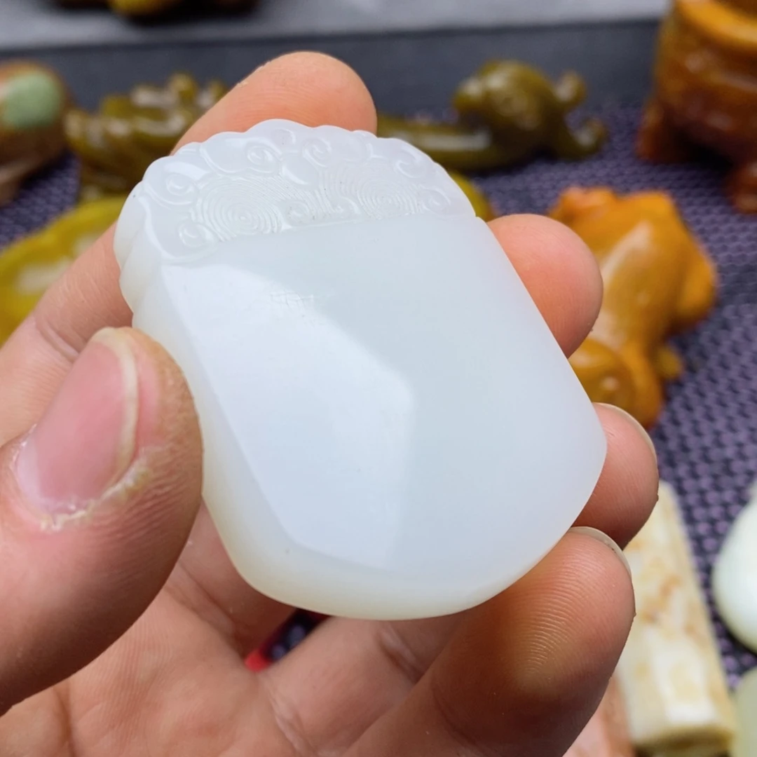 蛇纹石玉颈饰未镶嵌