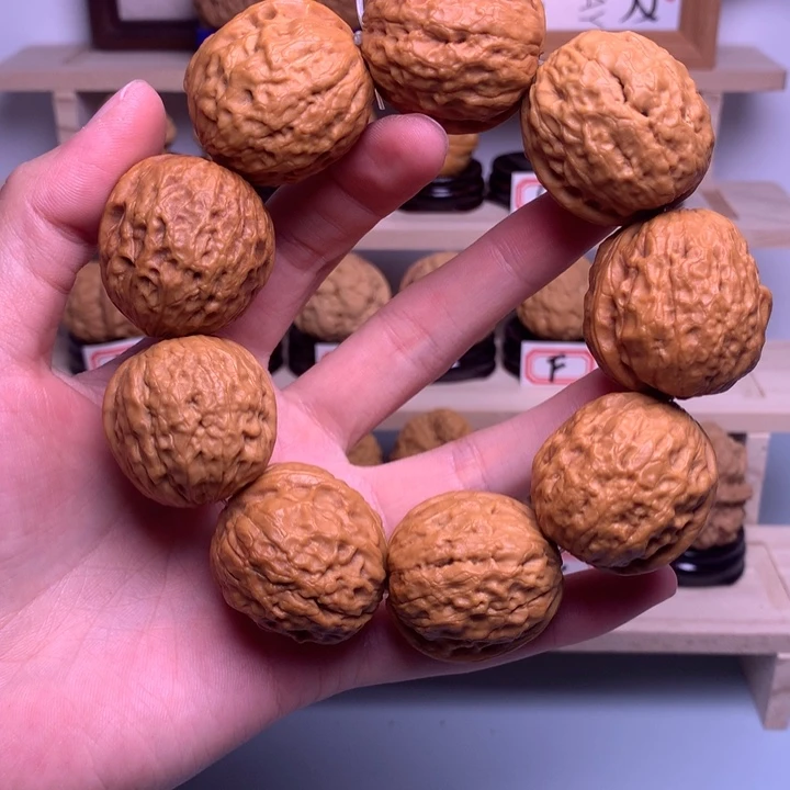 把件文玩核桃44手持玲珑心32尺