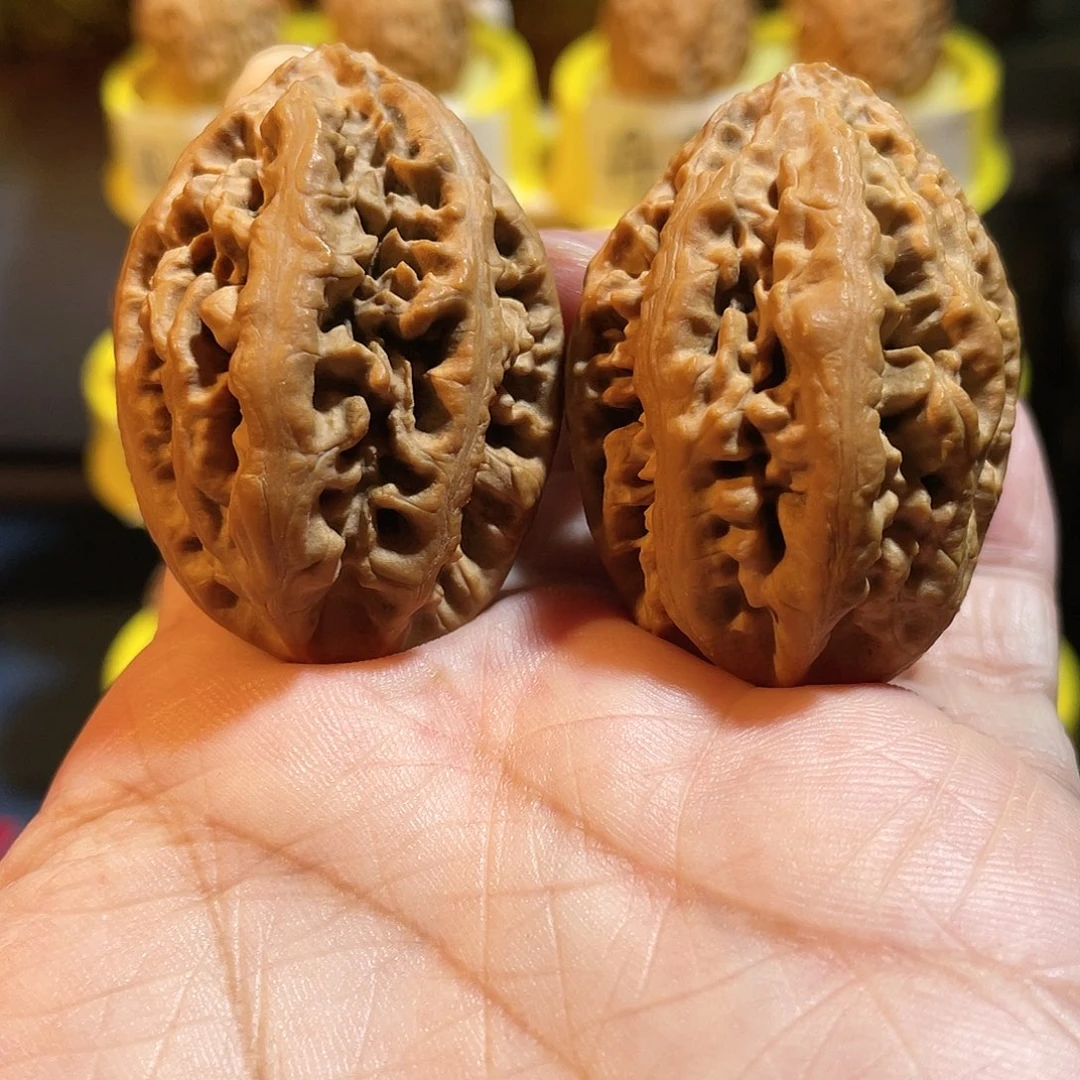 文玩核桃吊坠虎头