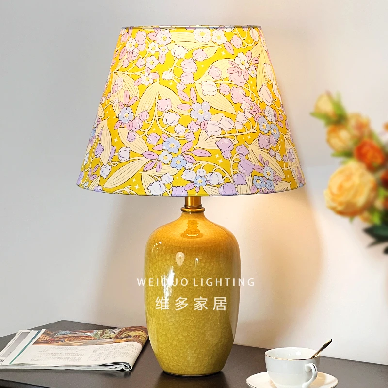 黄色冰裂纹陶瓷台灯新款法式复古铃兰花卧室床头创意客厅酒店装饰