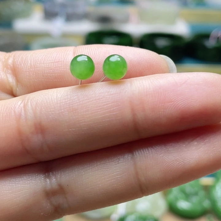 和田玉耳钉57+圈口。编号2银S925镶嵌