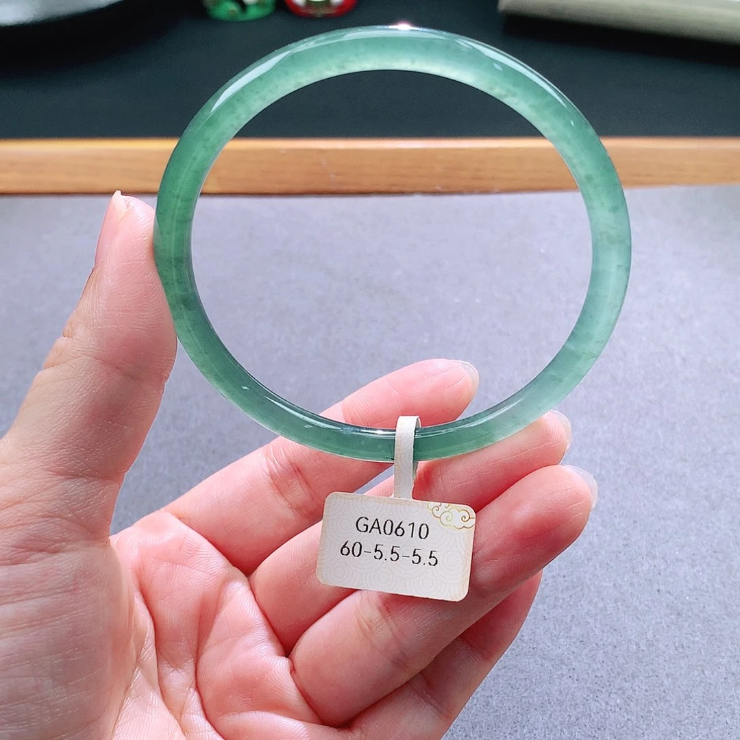 翡翠手镯未镶嵌天然翡翠手镯