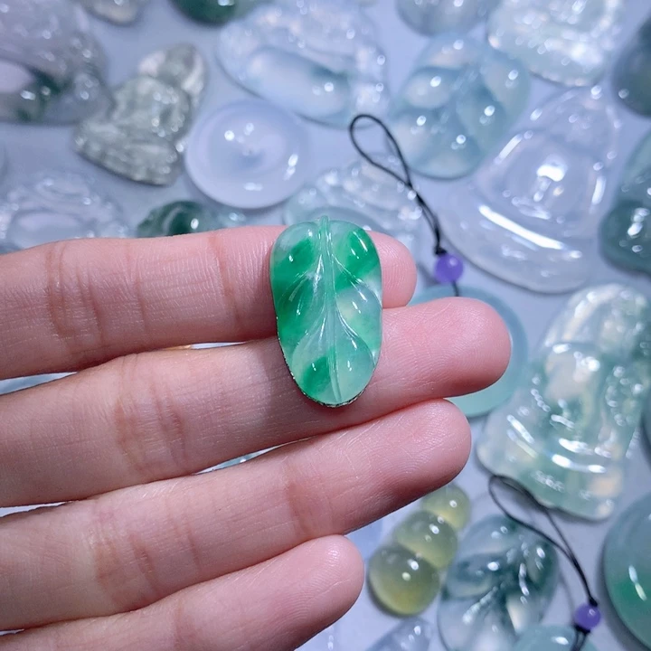 翡翠颈饰未镶嵌叶子