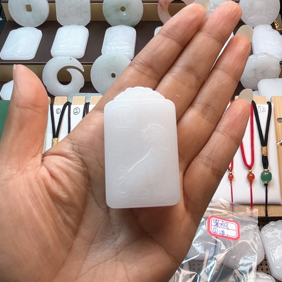 嘿***黎颈饰未镶嵌石英质玉（金丝玉）