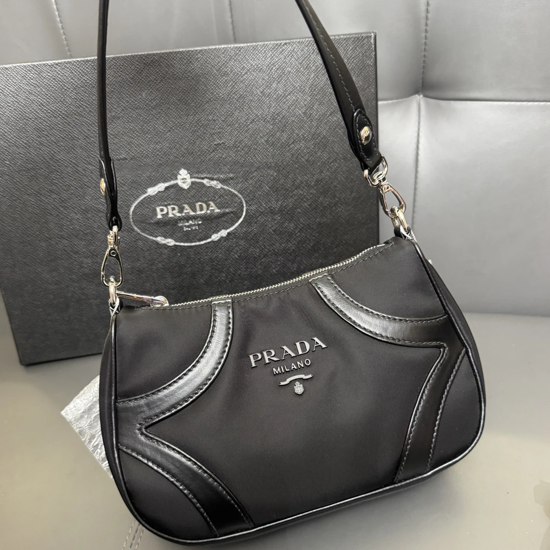 未使用 Prada/普拉达 普拉达经典黑色单肩包