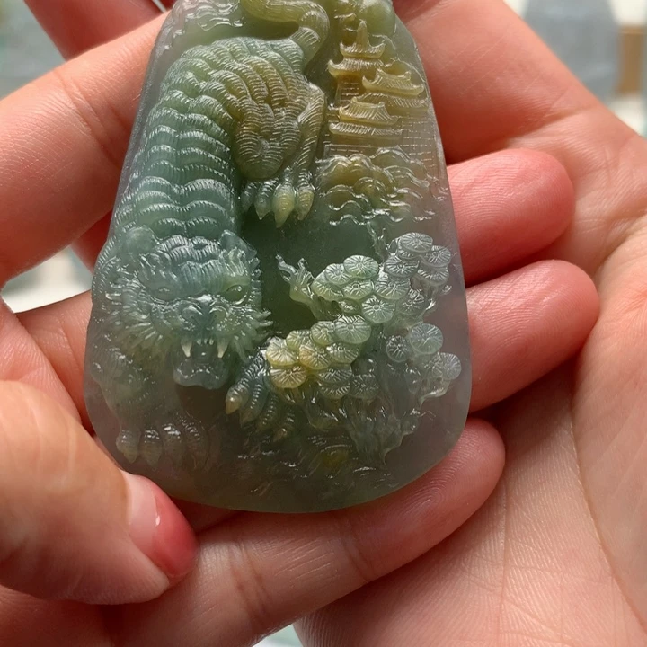 龍***定制翡翠未镶嵌虎牌