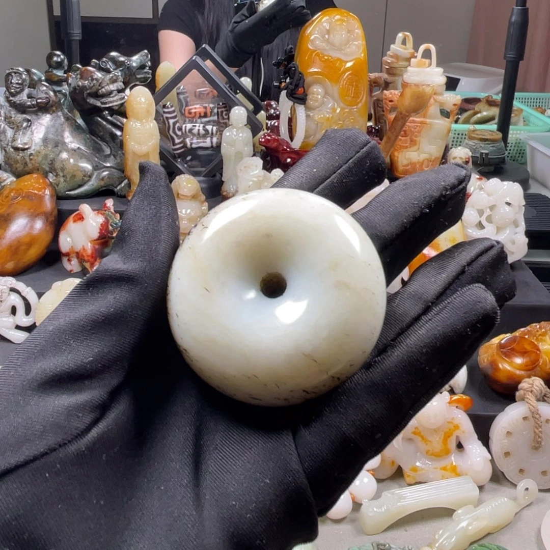 和田玉未镶嵌把件世**人