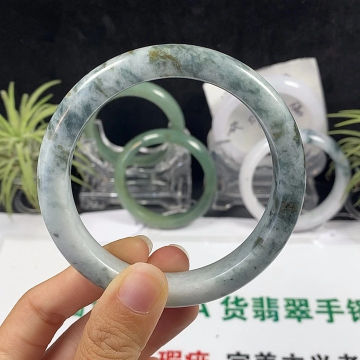未镶嵌手镯翡翠40号。 63圈