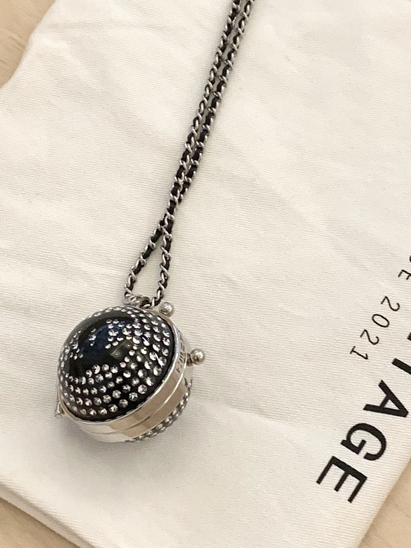 99新 Chanel/香奈儿 黑银双C镶钻亚克力小球长项链二店/11165122