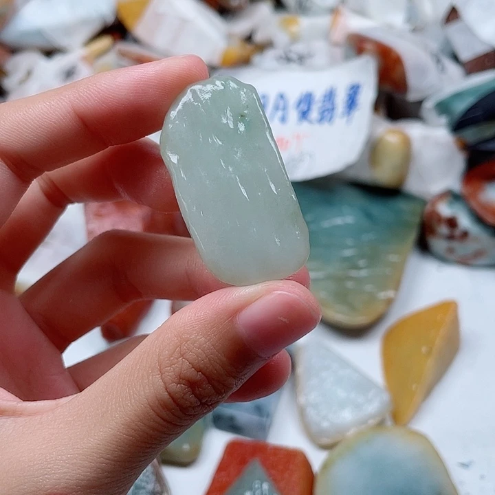 以****翡翠未镶嵌颈饰翡翠