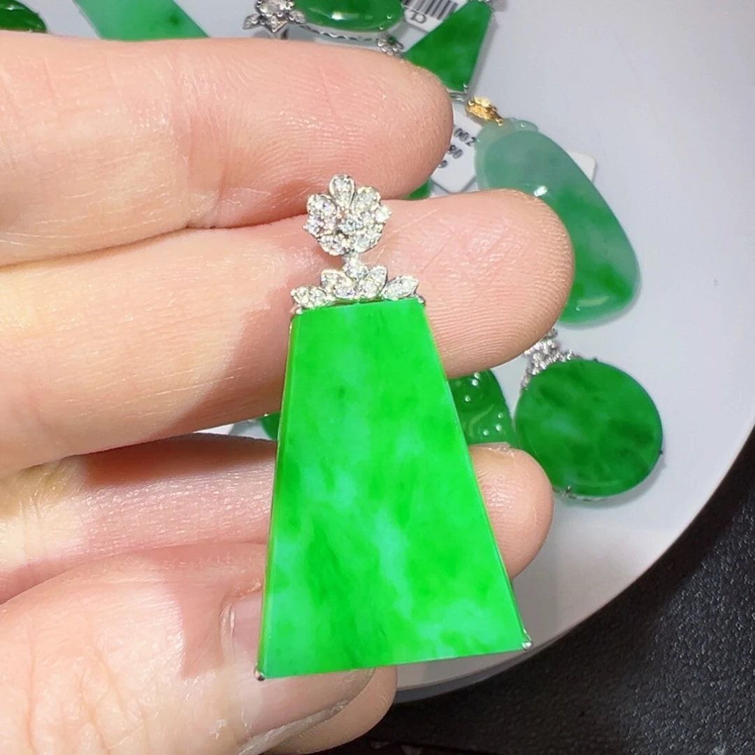 翡翠挂件18K金镶嵌翡翠