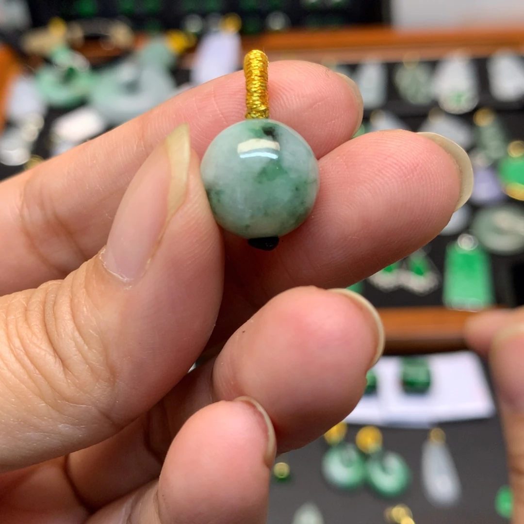 翡翠未镶嵌颈饰有纹裂