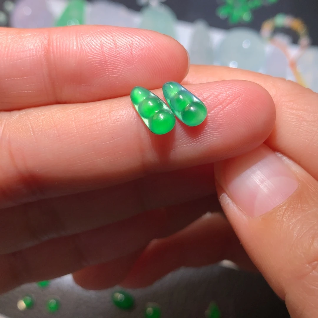 翡翠未镶嵌颈饰豆子