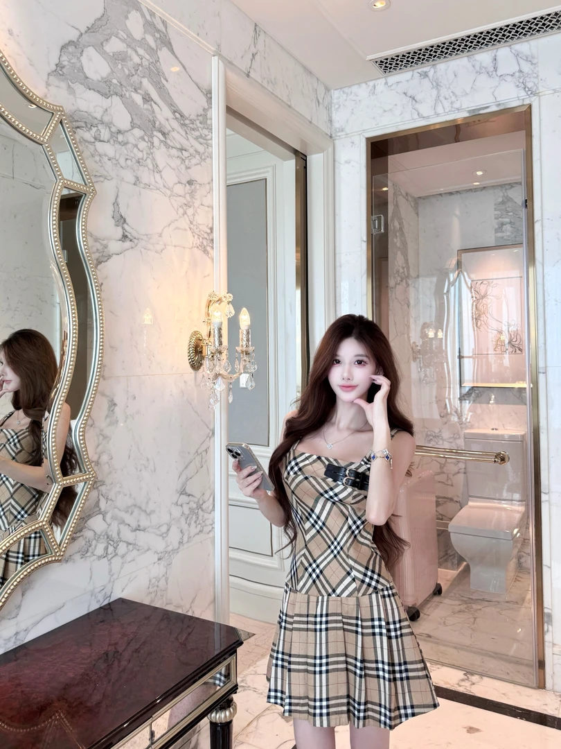 2025年夏季新款设计感小众贵甜格纹经典bur格纹吊带连衣裙短裙女