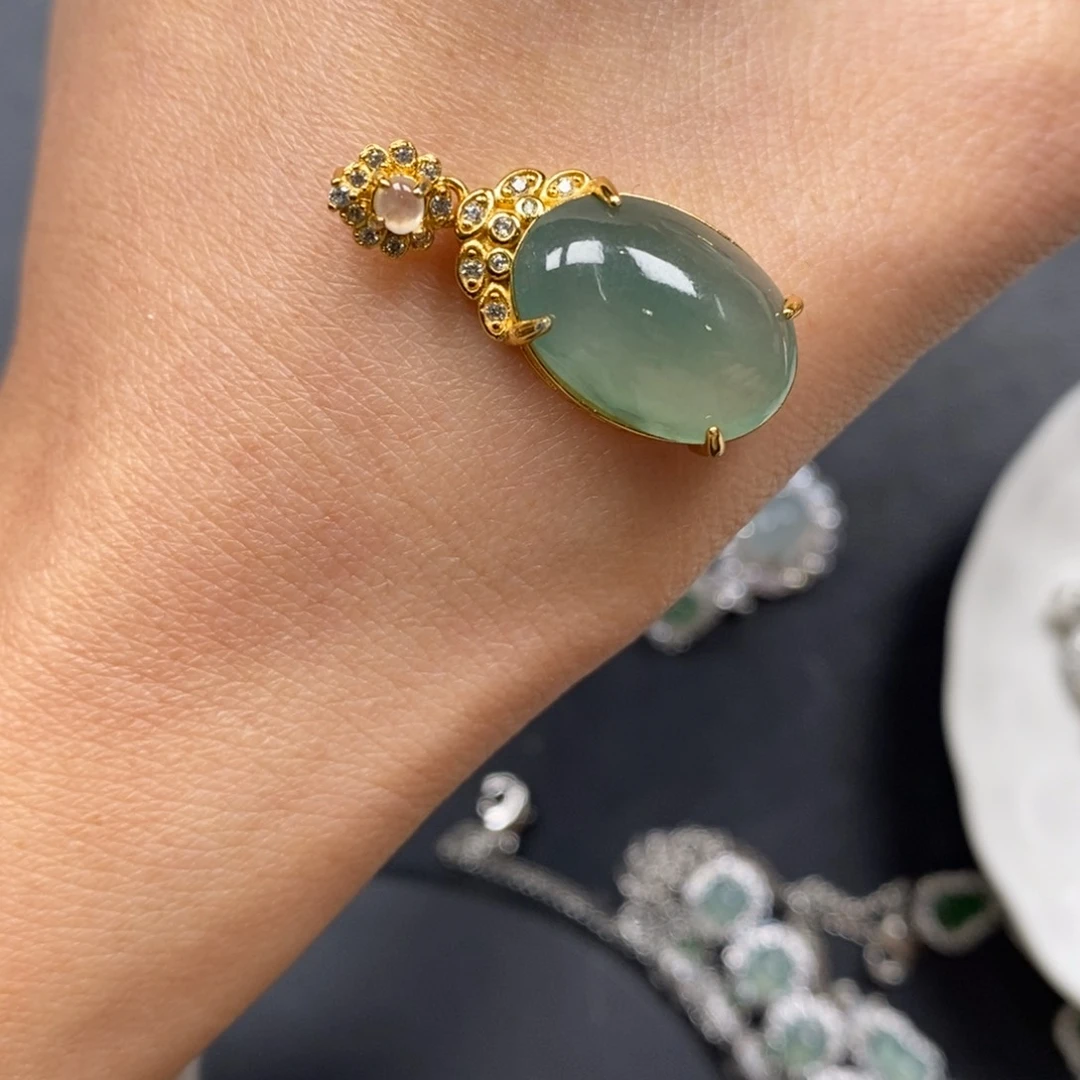 翡翠颈饰未镶嵌甜***羊翡翠