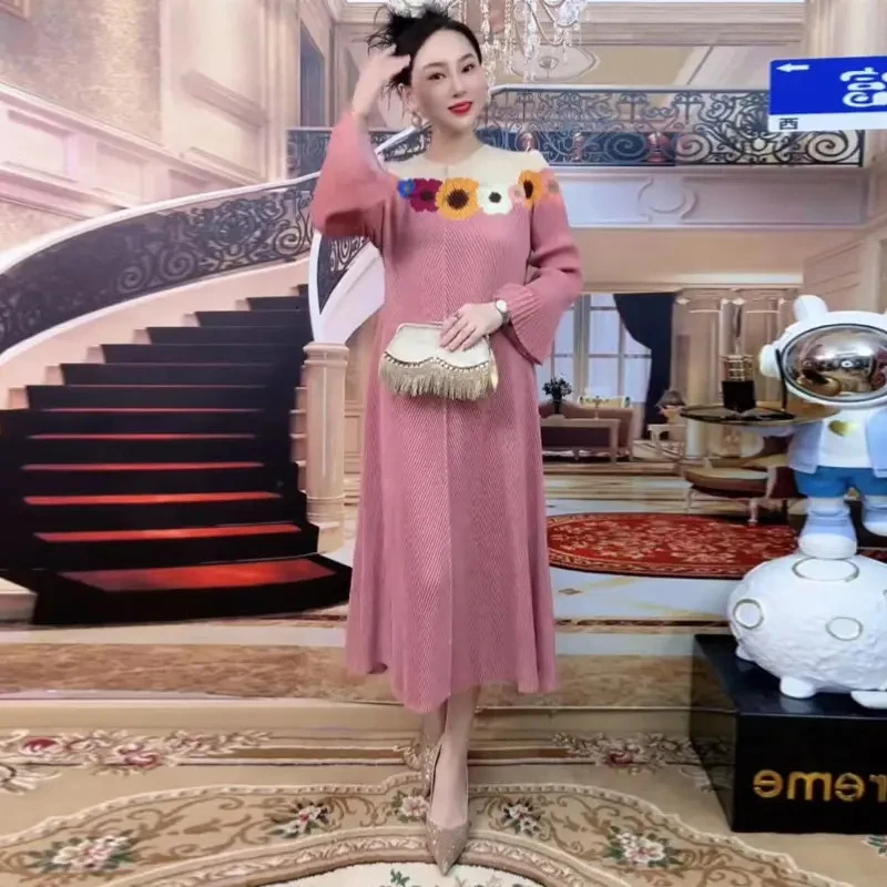 H秋季新款妈妈褶皱连衣裙2025气质减龄大码V领花朵长裙冰丝百褶裙