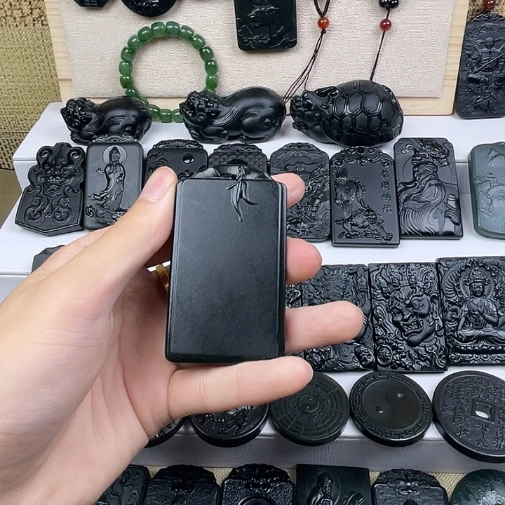 出***表和田玉（青玉）未镶嵌颈饰