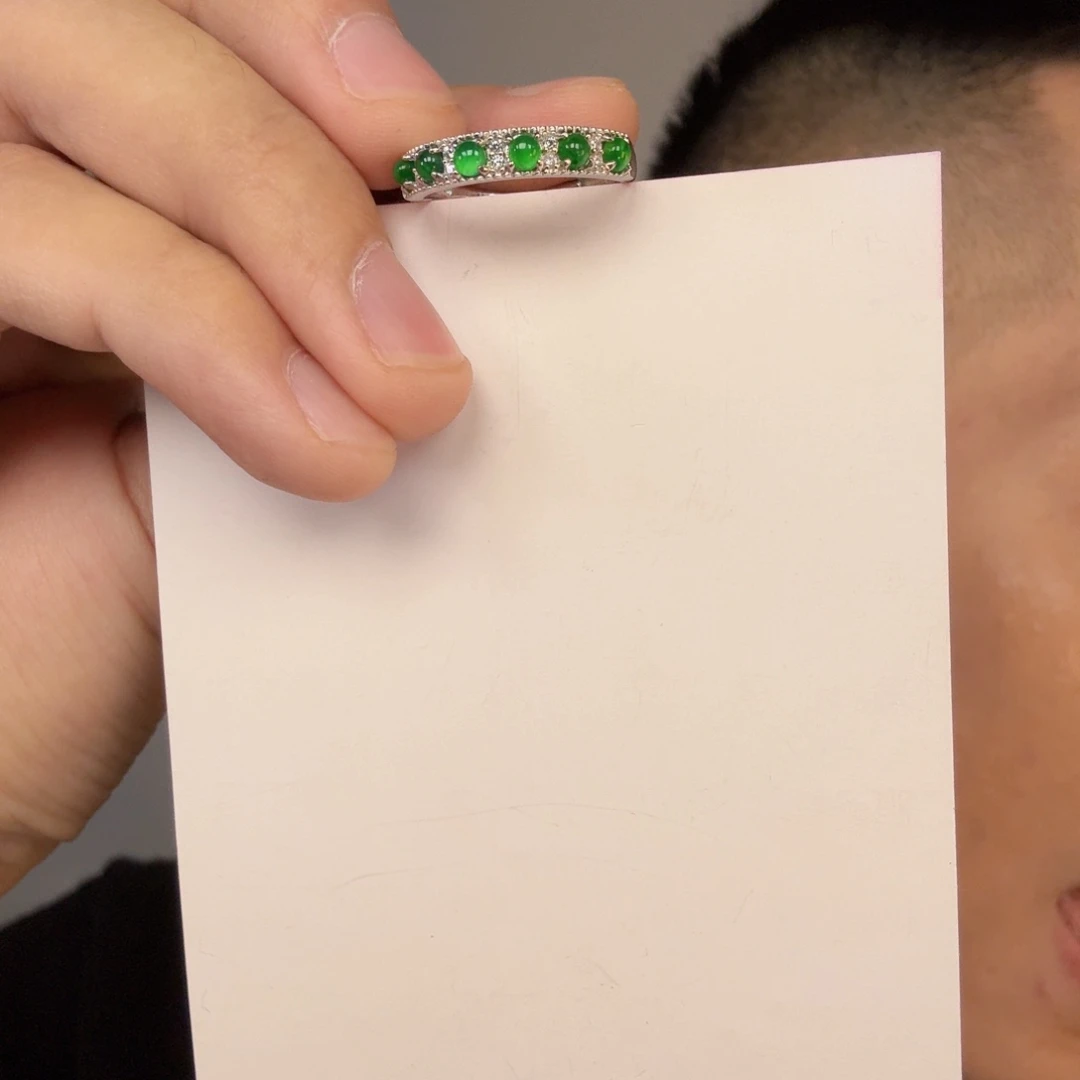 翡翠未镶嵌颈饰一件