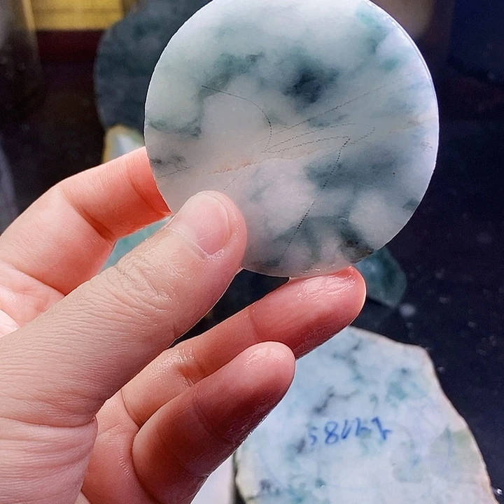 翡翠未镶嵌颈饰毛料53