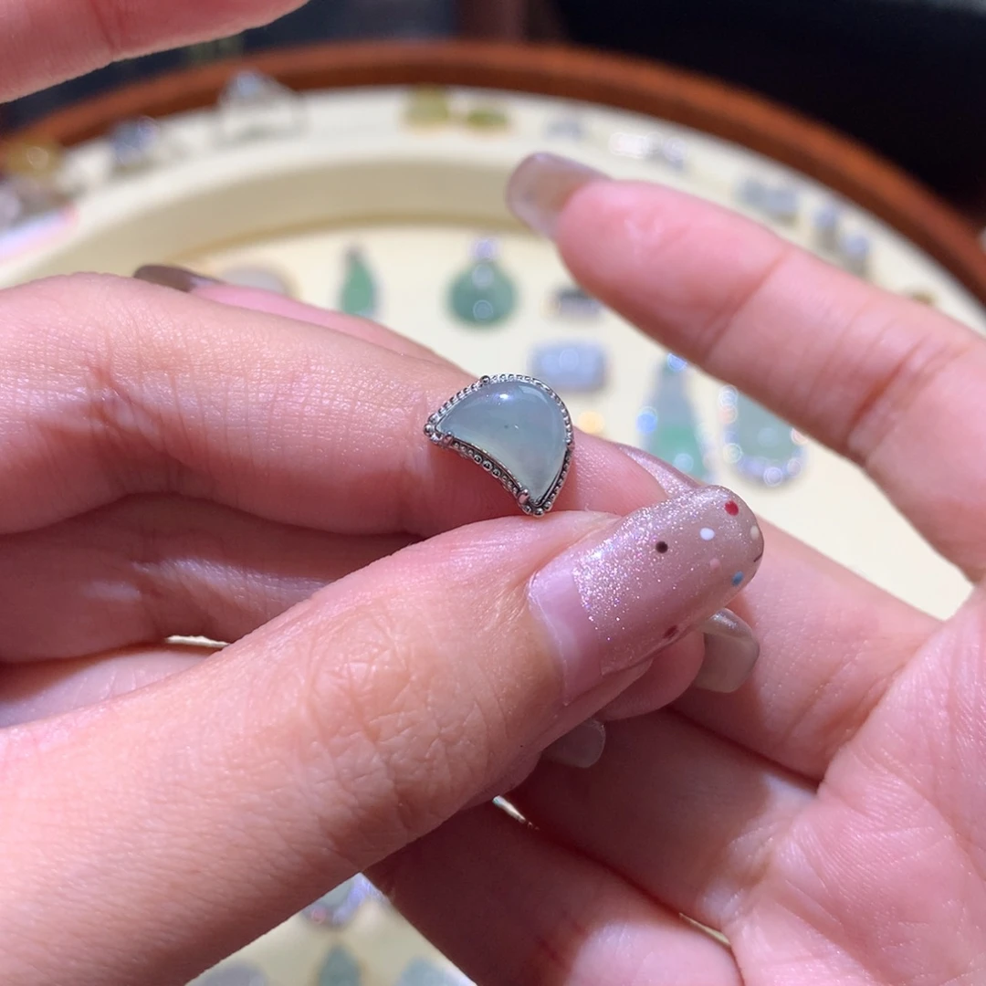 翡翠未镶嵌颈饰路路通